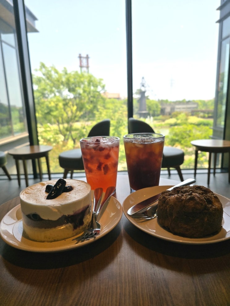 스타벅스 블랙 사파이어 치즈 케이크, 로투스 비스코프 바브카, 딸기 아사이 레모네이드 스타벅스 리프레셔 내돈내산 솔직후기 스타벅스 블랙 사파이어 치즈 케이크, 로투스 비스코프 바브카, 딸기 아사이 레모네이드 스타벅스 리프레셔 내돈내산 솔직후기