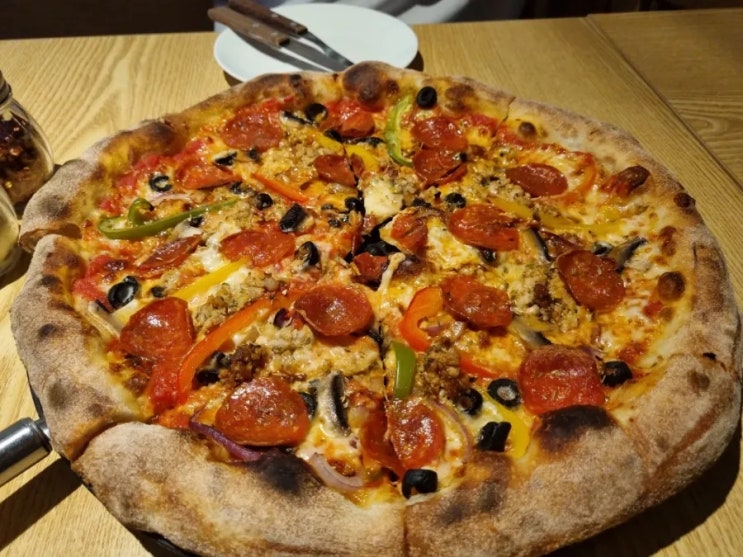   [논현동 맛집] 브루클린 감성 그대로 콤비네이션 피자 먹고 왔어요