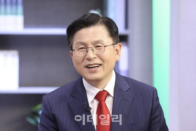  무소속 황교안, 대선 후보 사퇴 “자유우파 똘똘 뭉쳐야…김문수 지지”(종합)