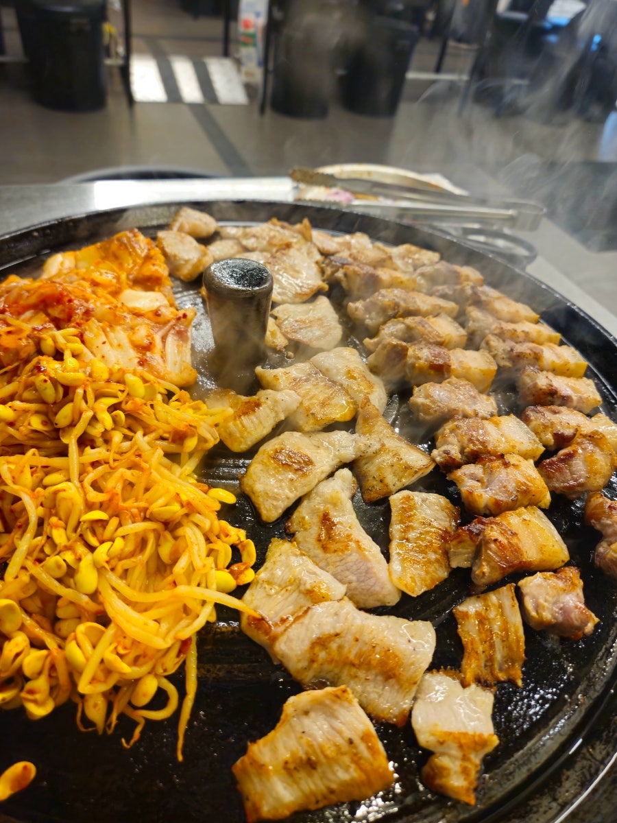 솥뚜껑삼겹살 화목 사진 6
