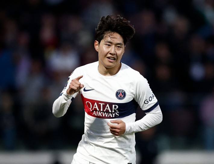 <b>이강인</b>, 아시아 최초 <b>유럽</b> 트레블 달성! PSG와 함께 쓴 축구 새... 