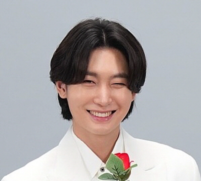<b>김용빈</b>, 임영웅도 넘었다!... 몇십 배… 8주 연속 <b>인기투표 1위</b>"
