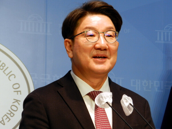 권성동 “유시민 궤변, <b>이재명</b> 내로남불…문재인 정권이 다시... 