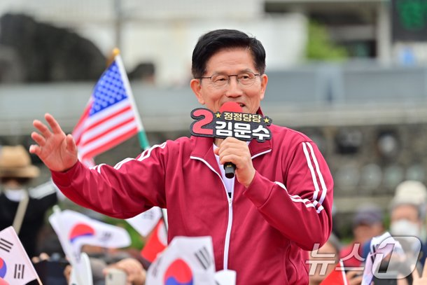 [속보] 김문수 대선 후보 <b>유세 차량 운전자</b>, 중학생 <b>폭행</b> 논란... 