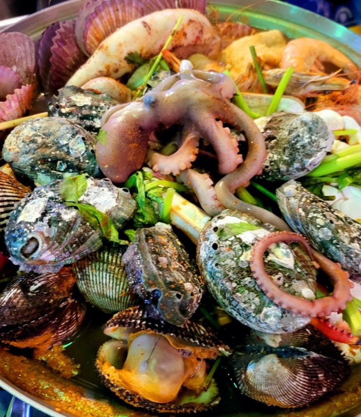  [김해외동]해산물을 산처럼 쌓아주는 먹자골목 해물탕 맛집 '등대집'