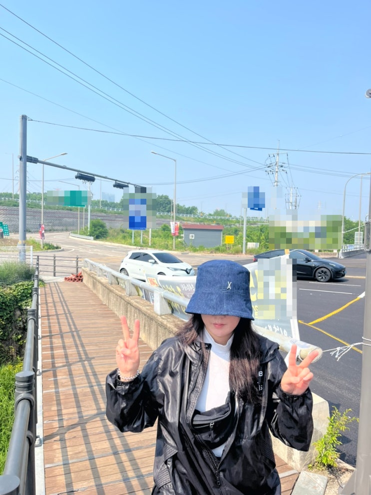  바잘 데님 버킷햇 산책룩 스타일링 완성