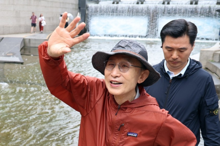 [속보] <b>이명박 전 대통령</b>, 대선 D-1 청계천 산책…보수 표심... 