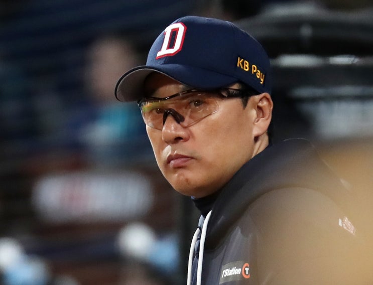 <b>두산</b> 베어스 이승엽 감독... 성적 <b>부진</b>으로 자진 <b>사퇴</b>! 씁쓸한... 