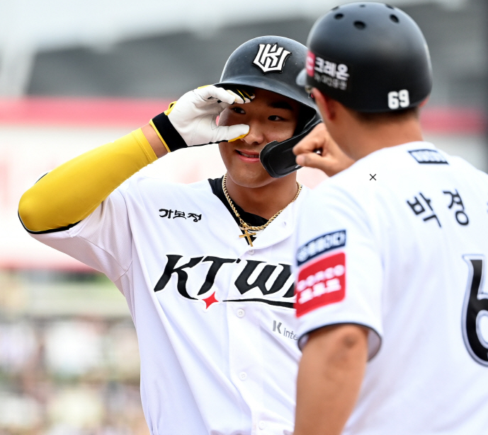 "신인 돌풍 <b>안현민</b>, 베테랑 최형우 넘고 5월 <b>MVP</b> 차지할까?"