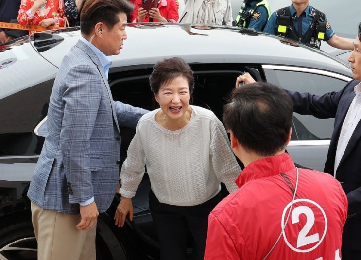 대선 전면에 나선 <b>박근혜</b>, 울산에서 지지호소하며 한 말은?