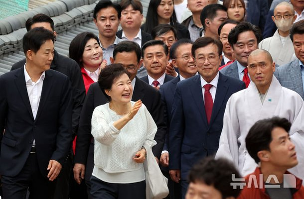 [속보] <b>박근혜</b> 전 대통령, 부산 <b>범어사 방문</b>…김문수 후보 지원... 