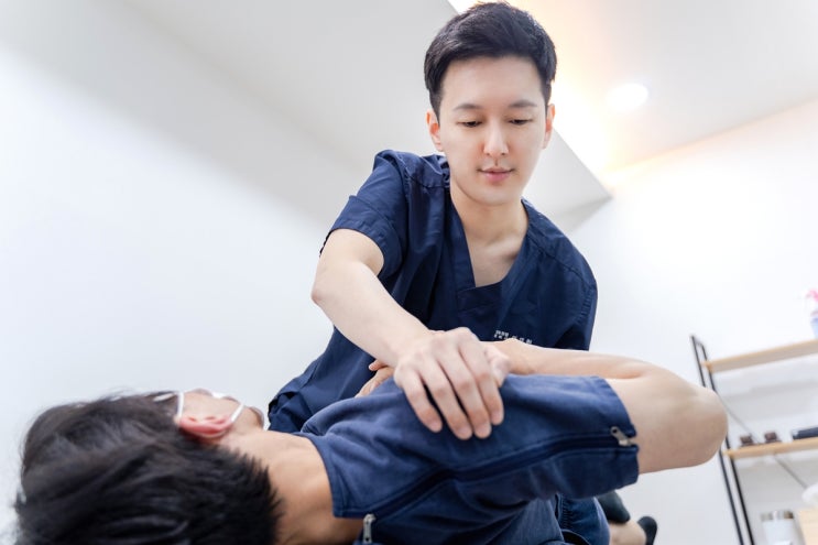  영통역 한의원 능형근 통증 치료