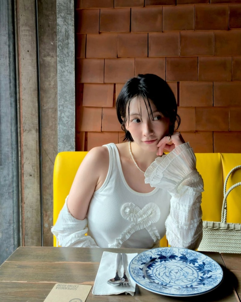 카라 강지영 인스타그램 패션 가방 정보/ 나시 슬리브리스 , 트위그백,숄더백/ 럭키슈에뜨by ....