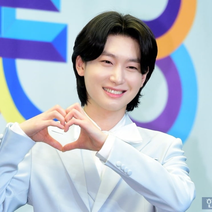 <b>김용빈</b> 임영웅 보다 잘나가는 근황? 팬 대절 버스만 45대
