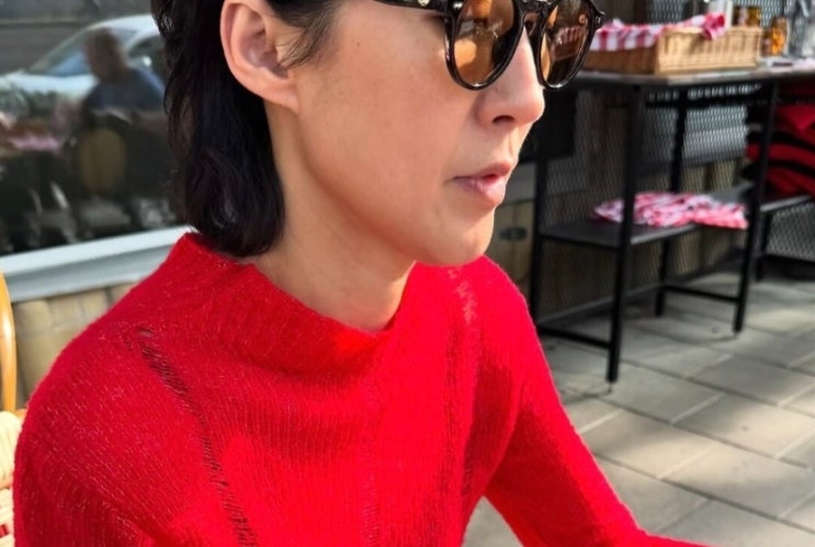 선거 당일 빨간 옷 박제한 <b>홍진경</b>, <b>정치색</b> 드러낸 것일까?