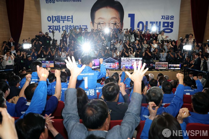 [선택 2025] 방송3사 <b>출구조사</b> '<b>이재명</b>' 51.7%·김문수 39.3... 