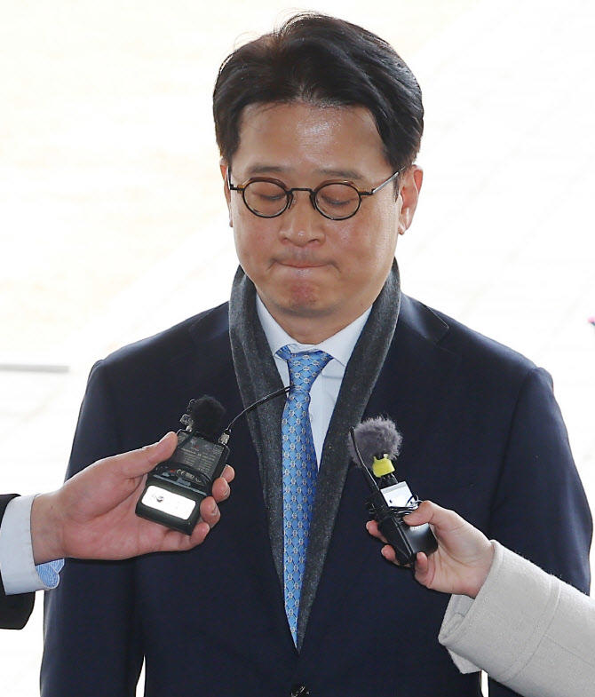 새 정부에서 <b>결정</b>될까? <b>이창수 사표 수리</b>