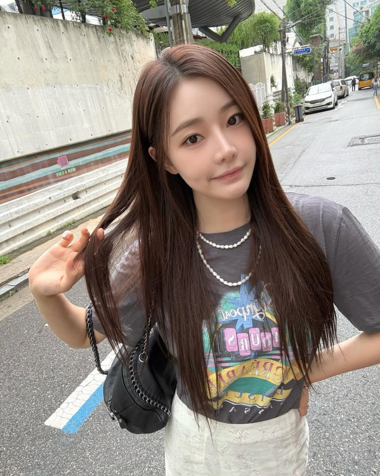  빈티지룩 감성이 더해진 예쁜 여자 반팔 프린트 티셔츠를 찾는다면? 이시안이 입은 온앤온 반팔 코디 추천