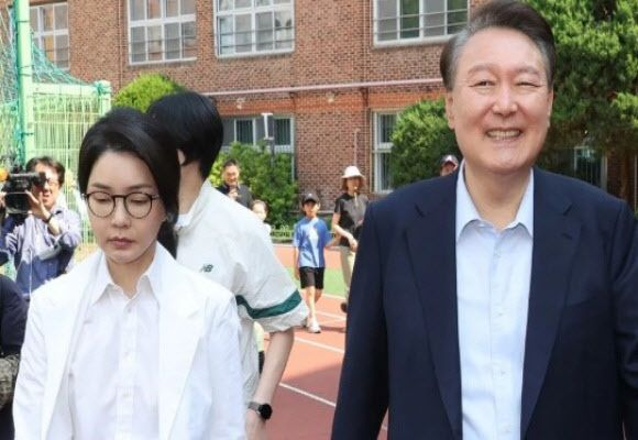  尹부부 동반 투표…쏟아진 질문에 윤석열 미소, 김건희 침묵