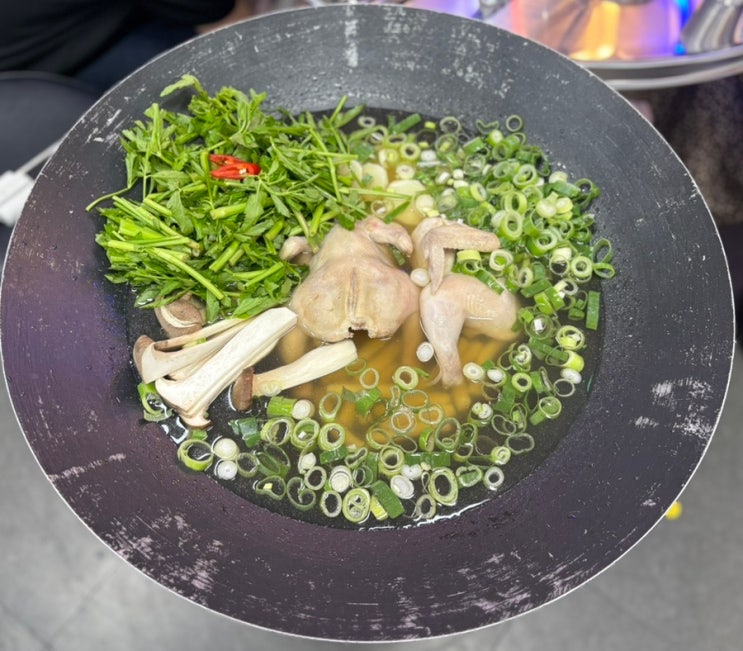  [종로구] 종로3가역 가평에 온 듯한 닭 한마리 맛집 ‘솥뚜껑에  퐁닭 한마리'