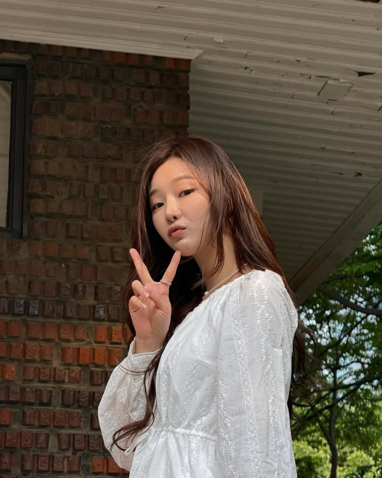  요즘 핫한 여자 인플루언서 이시안이 입은 패션 브랜드 랭앤루의 코튼 소재 화이트 여름 원피스 코디 알아보기