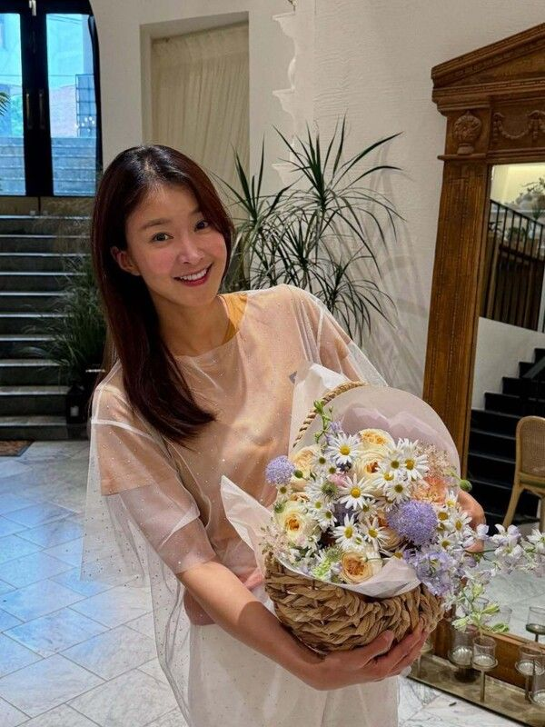 '이혼' 이시영, 꽃바구니 들고 환한 미소…변함없는 '힐링' 일상 공개