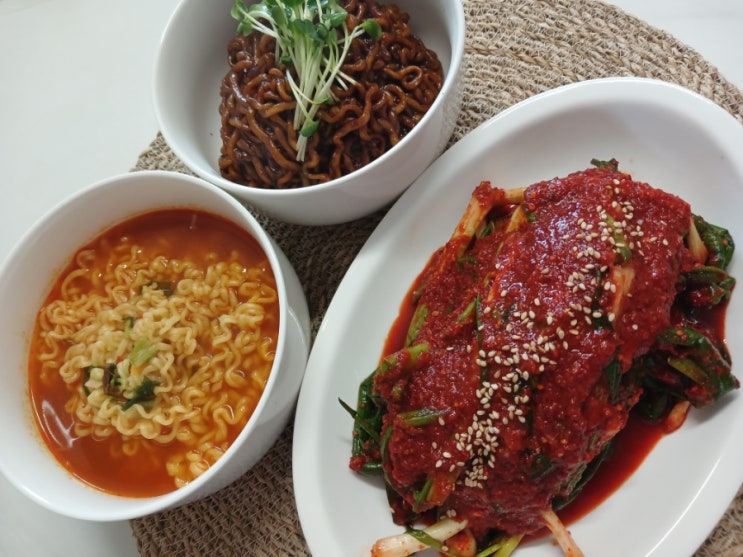  삼대본가김치 라면에 맛있게 매운 파김치