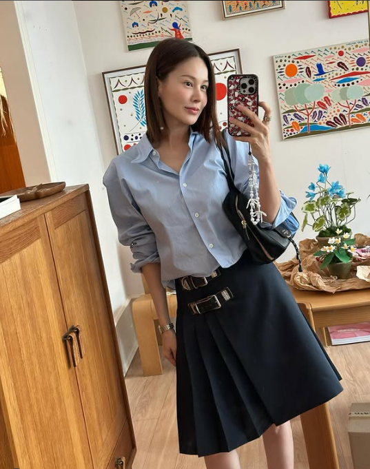 아이비 유혹의소나타 완벽 분석! 셔츠 플리츠스커트 더블버클 블랙숄더백으로 완성한 시크 오피스룩 & 데일리 패션 코디 스타일 총정리 스타패션