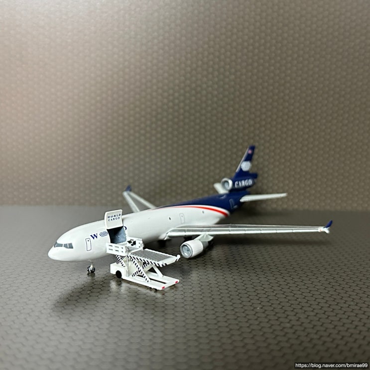  [1/500 수송기] 월드항공 MD-11F 화물도어 개방 모형