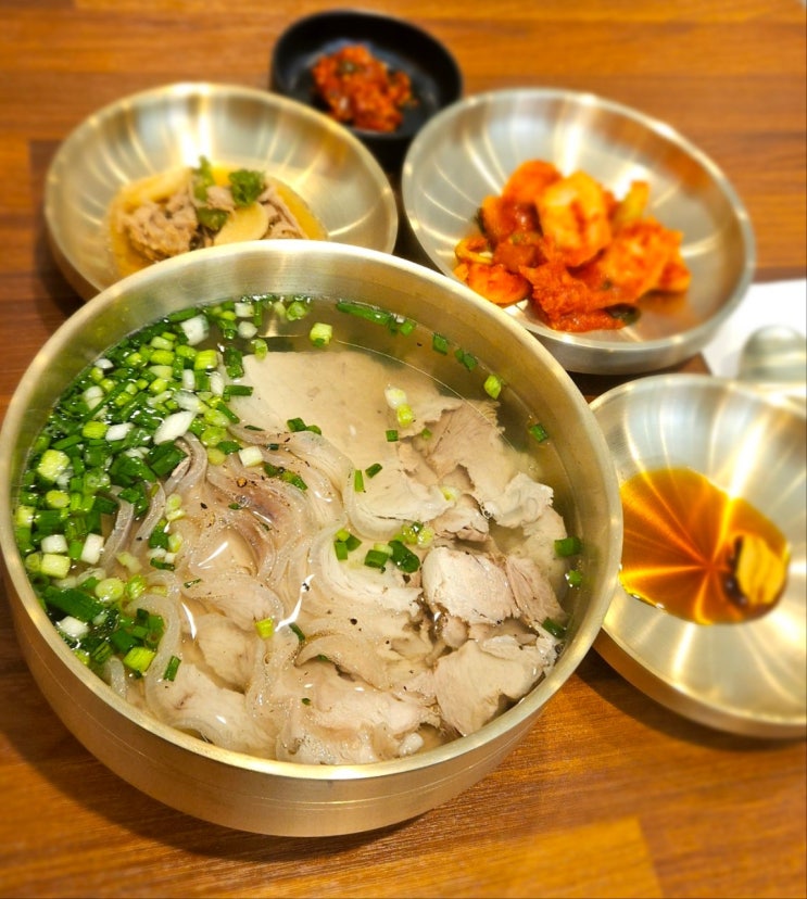  가격부터 효능까지! 1만원 돼지곰탕 vs 1만8천원 삼계탕, 당신의 여름 보양식 선택은?