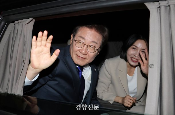 [속보] <b>이재명 대통령</b>, <b>경호</b>처 인사 검증 미완료로 경찰 경호 유지!