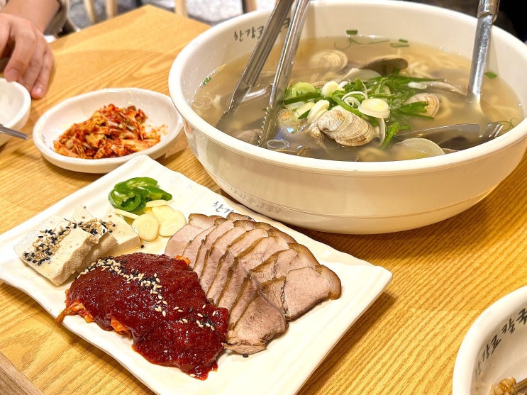  다산 현대아울렛 식당가 맛집 보쌈정식 푸짐한 한강로칼국수