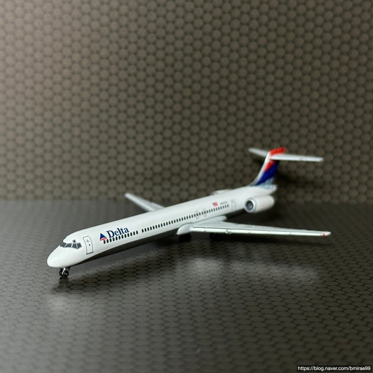  [1/500 여객기] 맥도넬 더글러스 MD-90 협동체 여객기 (델타항공)