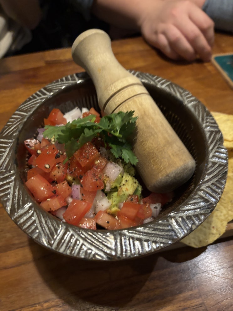 서울역 MANRI199! 간단한 안주에 과카몰리 칩에 맥주로 2차 하기 좋은 맛집! 가성비는 보통이지만 분위기 좋은 맥줏집에서 맥주 한잔하기 좋은 곳 솔직 후기!