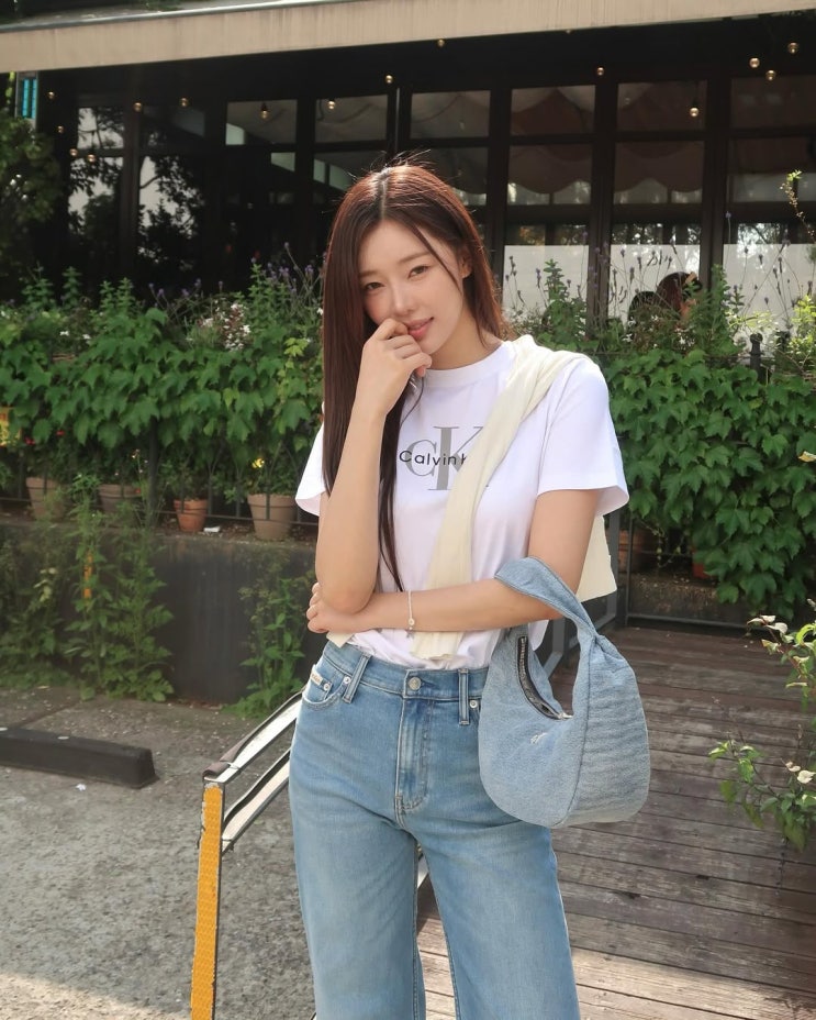  오늘처럼 더운 24도 날씨 옷차림에 깔끔한 여자 꾸안꾸룩 완성을 더할 캘빈클라인 반팔티 코디 w. 이시안