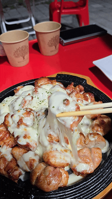  야외 테이블 감성 가득한 ‘돈치킨’, 해 질 무렵 즐긴 오븐구이 치킨과 떡볶이 조합!