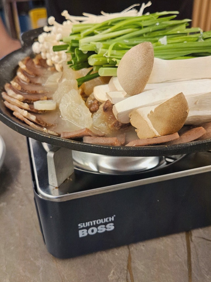  깊고 진한 풍미로 사랑받는 서초도가니탕, 서초역맛집