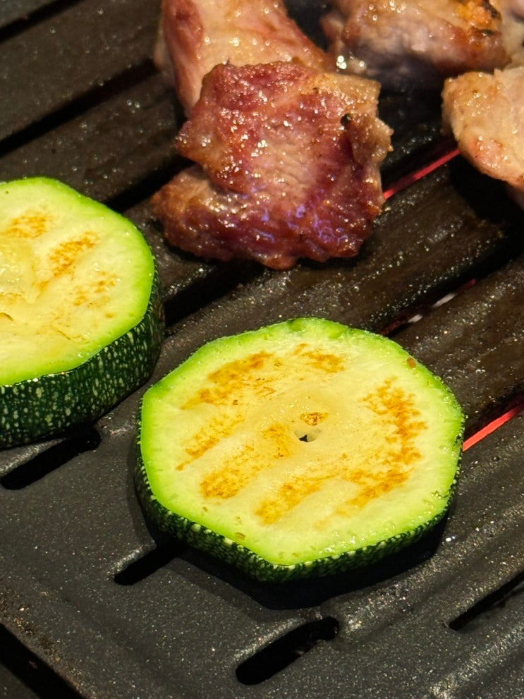  합정 홍대 회식 콜키지프리 목살 맛집 구워주는 고기집 돼지전