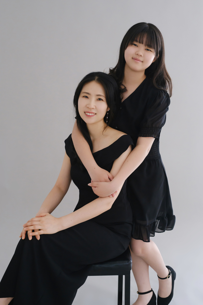 촬영용 블랙 드레스 대여해서 심플 모던한 가족 커플룩 코디할 수 있는 가족사진 잘 찍는 서울 흑백사진관