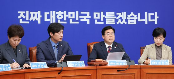 [속보] <b>박찬대</b>, 전 정부 인수인계 '무덤' 비판! <b>책임</b> 묻겠다!