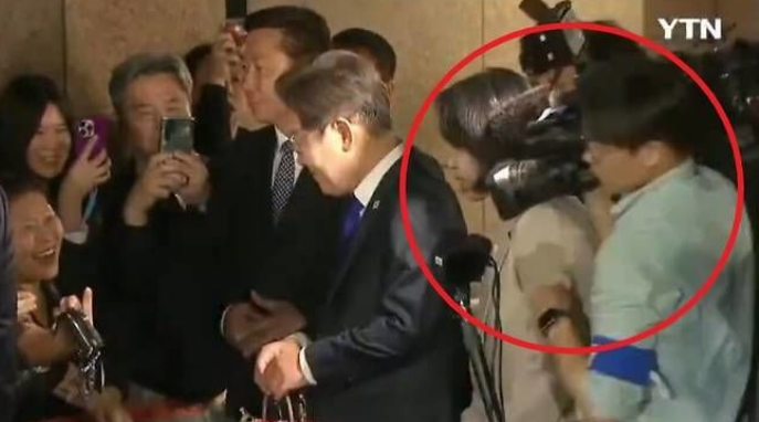 <b>김혜경</b> 여사 밀친 MBN "실수…대통령실에 <b>사과</b>“