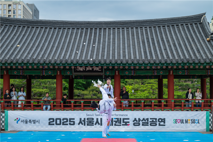  서울 한복판에서 격파 체험... 외국인도 줄 선 'K-태권도' 매력은? [한국철도일보]