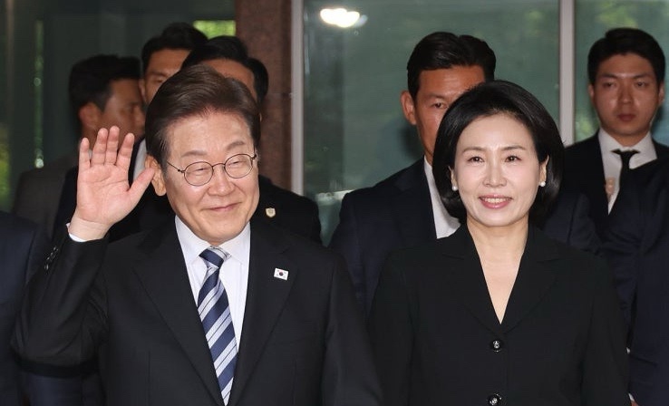 대통령 부인 <b>김혜경</b> 여사 밀친 <b>MBN</b> <b>카메라</b>맨…생방송 중... 