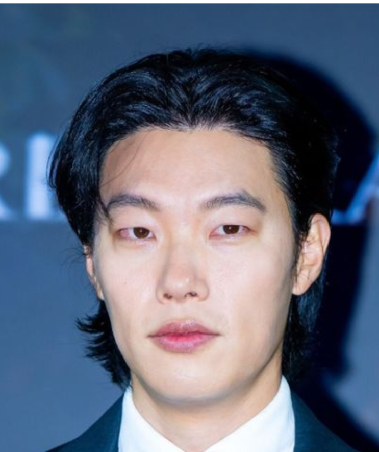 <b>류준열</b> 가족 된다: FA 대어 <b>류준열</b>, 씨제스 떠나 <b>UAA 전속계약</b>