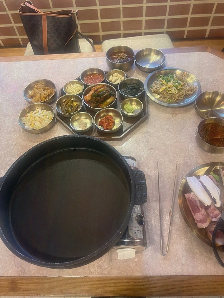  엄마네삼겹살 부천중동본점, 최고의 신중동삼겹살맛집으로 가족 외식에 완벽한 선택
