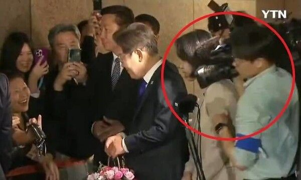  김혜경 여사 밀친 MBN "실수…대통령실에 사과"