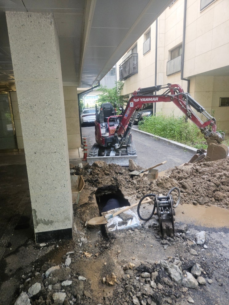  일산덕양구 삼송동 미니포크레인 스타필드  신축빌라 필로티 주차장  수도긴급 아스콘뿌레카작업(허니미니중기)