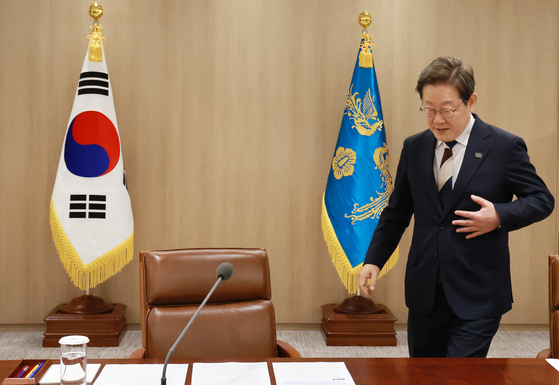 <국내 정치/경제> 대통령직인수위 없는 정부 출범… <b>차관</b> 인사... 