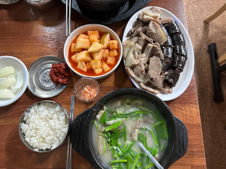  광화문역 직장인의 술을 부르는 진한 순대국 맛집 <광화문 더덕순대>(정식)