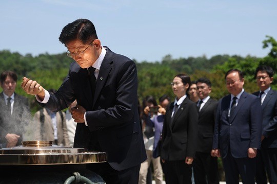 [연합뉴스]<b>김문수</b>, <b>현충원 참배</b>…연일 공개 일정에 '당권 행보... 